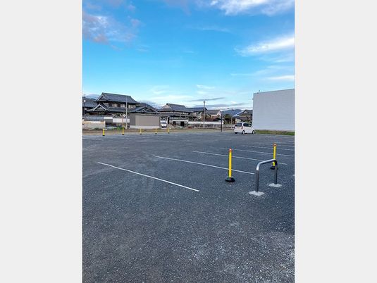 広い駐車場の外観  