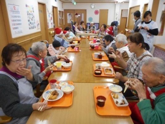 食事する人々の食堂