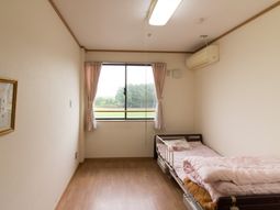 居室のベッドと窓