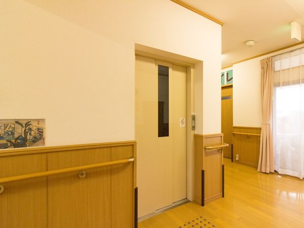 廊下とドアのイメージ