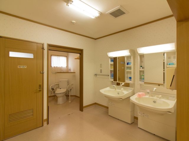 清潔な洗面台とトイレ 洗面所 バリアフリー設計のトイレと広々とした洗面エリアは、快適な毎日をサポートします。安心してご利用いただける空間です。