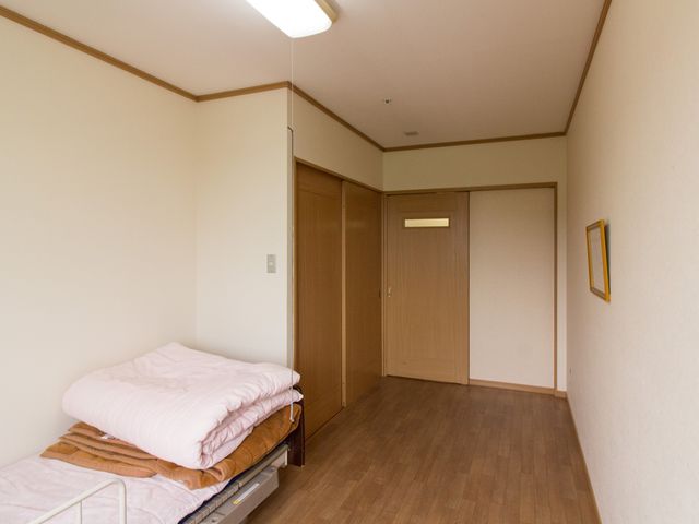 居心地の良い居室風景 居室 ゆとりのある広々とした居室です。シンプルながら温かみのある室内で心安らぐ時間を過ごせます。