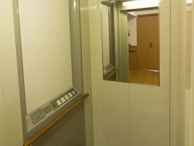 無人のエレベーター内部 エレベーター 広々として清潔感のあるエレベーターは、利用者の移動をより快適にサポートしています。
