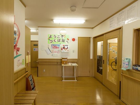 廊下の掲示物と受付