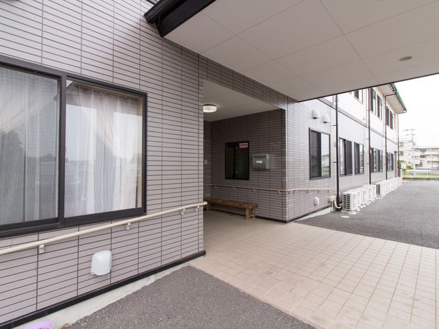 施設外観の静かな一角 外観 整備された施設外観が印象的です。ベンチが設けられ、休憩にも配慮された環境です。
