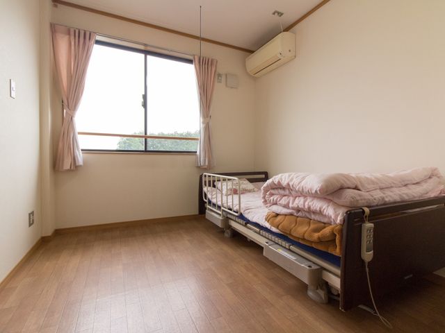 明るい個室の居室 居室 ゆとりのある個室には、必要な備え付けが整っており、ご自身のペースで快適に過ごすことができます。