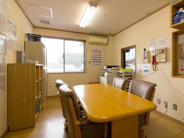 明るい休憩室の一角 共有スペース 快適な休憩室が整っており、ゆったりとした座席で仕事の合間にリラックスできます。明るく開放感のある空間は、心地よい時間を過ごすために配慮されています。