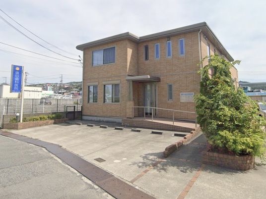 建物外観と駐車場  