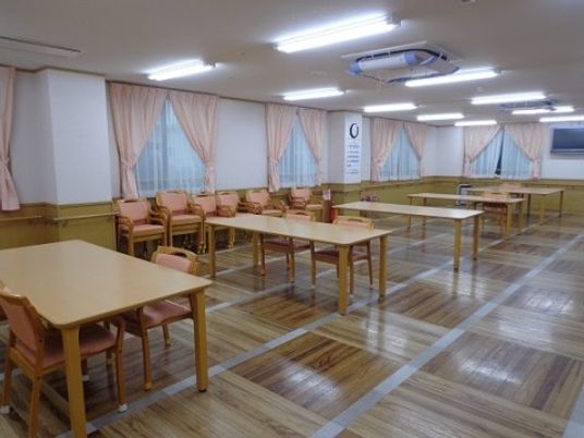 広々とした明るい食堂