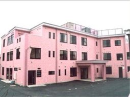 ピンクの壁の建物外観