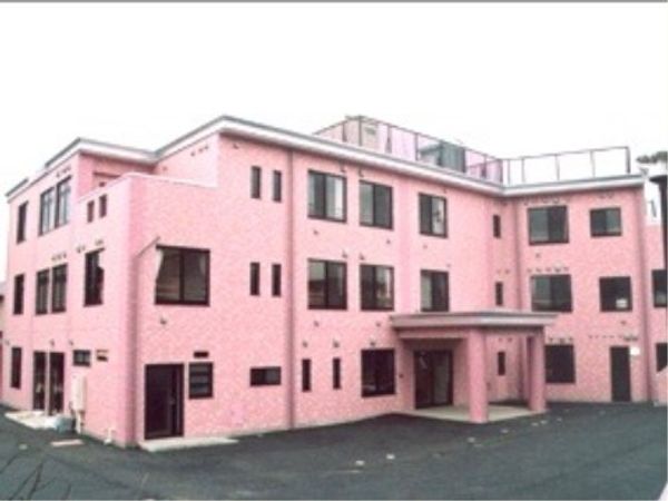 ピンクの壁の建物外観