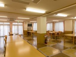 広々とした明るい食堂