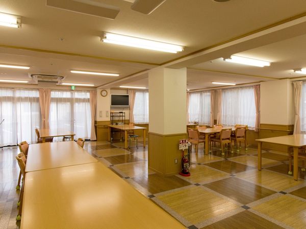 広々とした明るい食堂