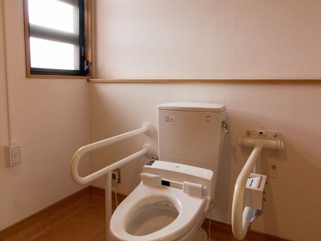 バリアフリー対応トイレ トイレ 安全に配慮された手すり付きのトイレです。ご高齢の方々も安心してご利用いただける設計になっています。