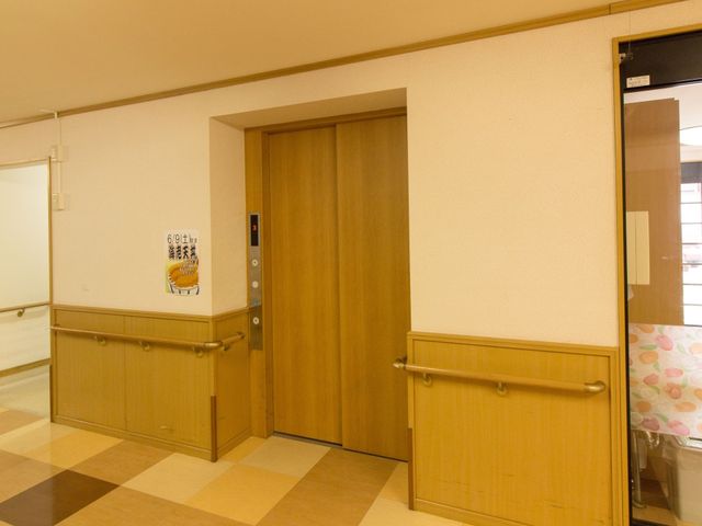 清潔感あるエレベーター前 エレベーター ゆとりある空間で、快適に移動できるエレベーター前です。手すりも設置されており、安心してご利用いただけます。