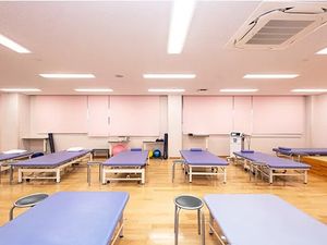機能訓練室のベッド  