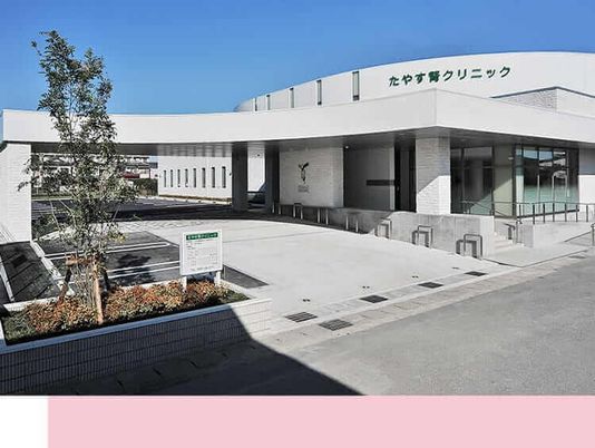 白い建物の外観  