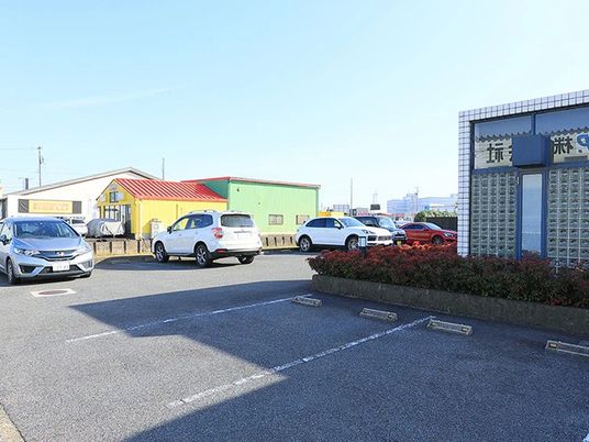 明るい駐車場の外観  