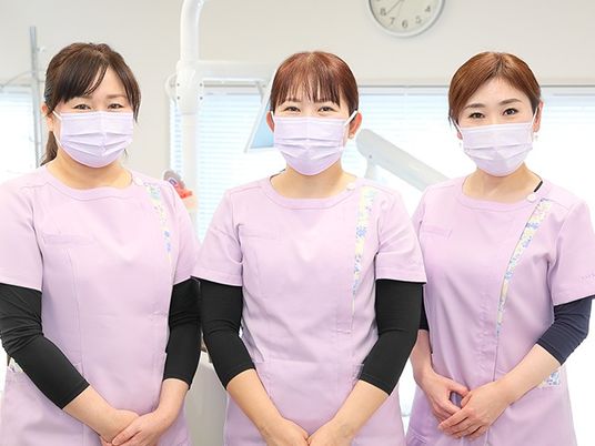 笑顔のスタッフ三人  