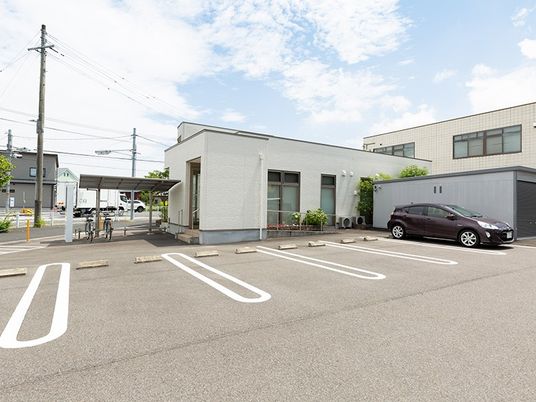 駐車場と建物外観  
