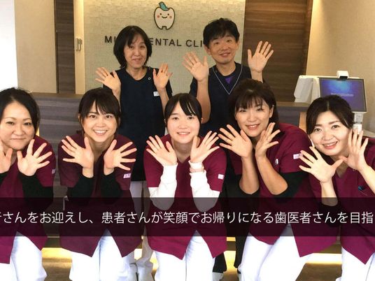笑顔のスタッフ集合フロント  
