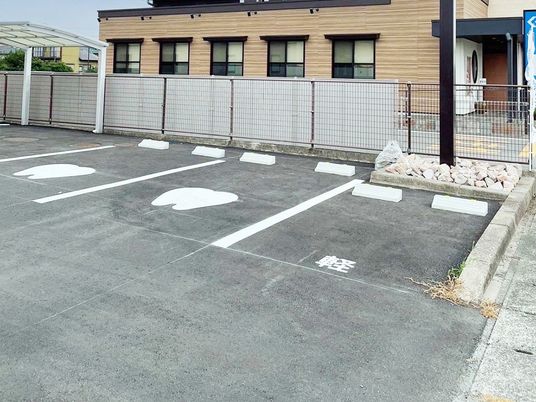 駐車場と建物外観  