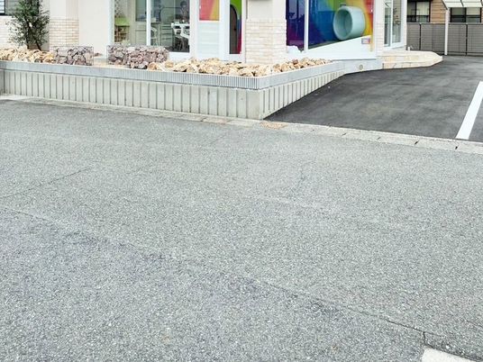 建物前の駐車場外観  