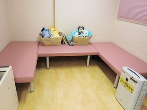 休憩室のベンチ  