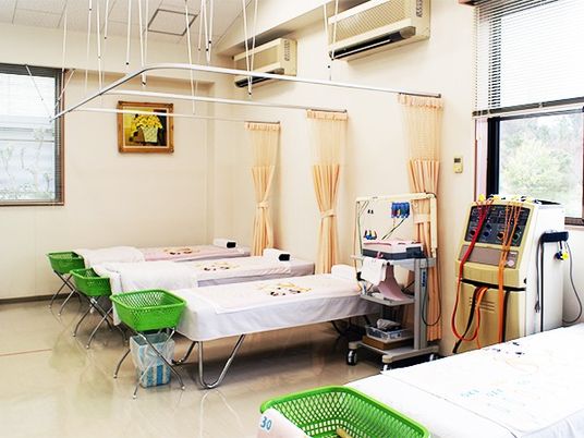 機能訓練室のベッド列  