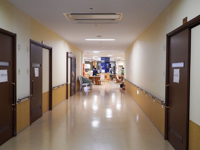 廊下の風景 廊下 清潔感あふれる通路は、落ち着いた色合いで統一されています。