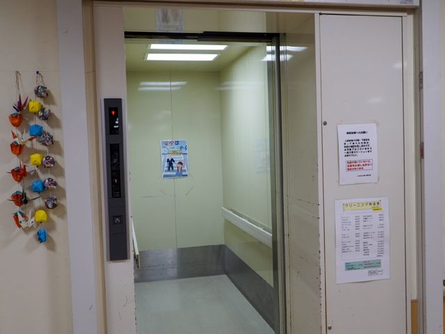 色とりどりの折り鶴とエレベーター エレベーター 壁には折り鶴が飾られ、優しい雰囲気を演出しています。利便性を高めるエレベーターがあります。