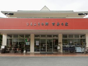 明るいエントランスの景観