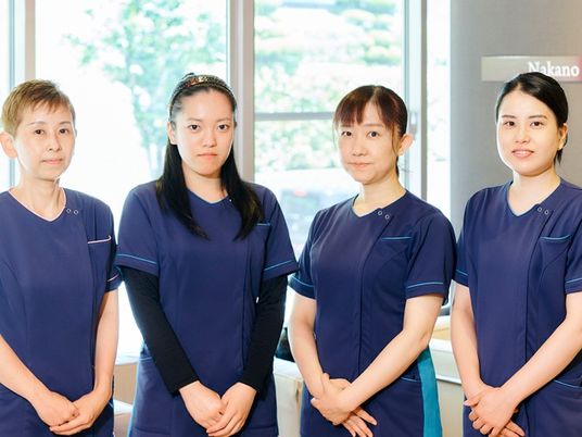 制服のスタッフが並ぶ内観  