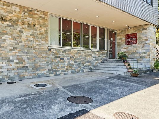 石張り外壁の建物外観  