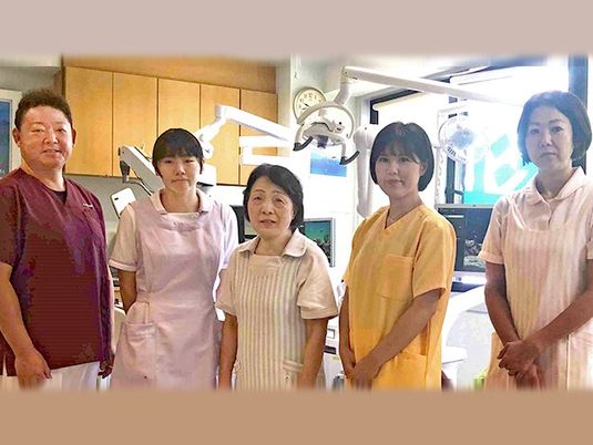 スタッフが並ぶ理美容室  
