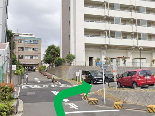 建物前の駐車場外観  