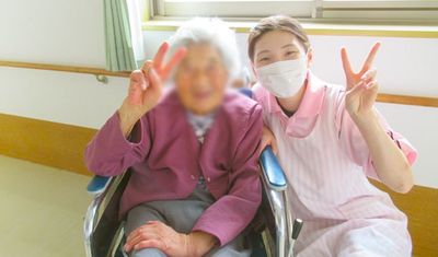 車椅子の利用者とスタッフの室内