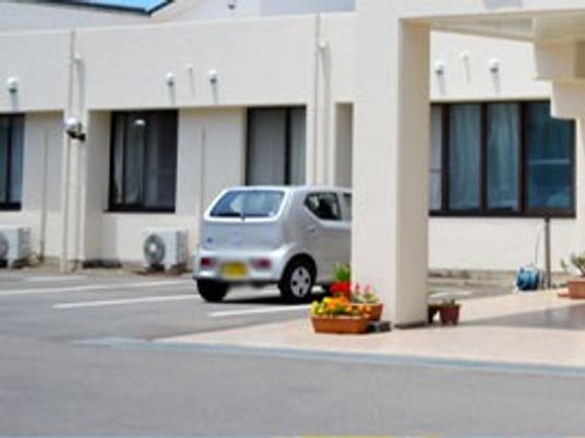 駐車場と建物外観