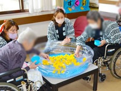 活動を楽しむ人々