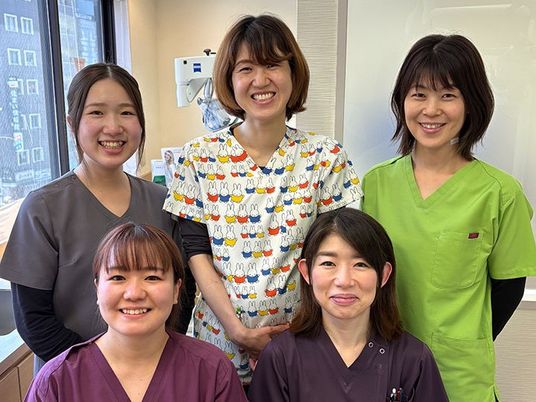 笑顔のスタッフ集合  