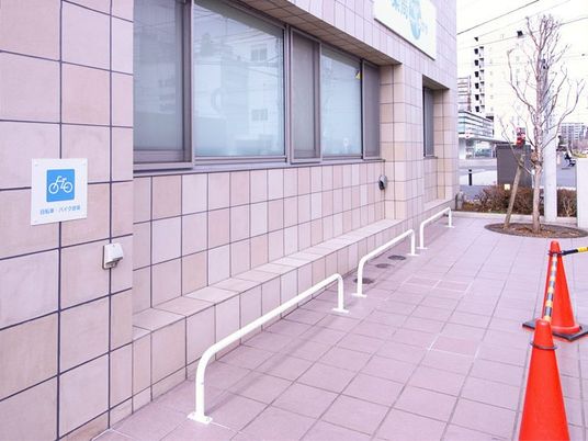 建物外壁の歩道  