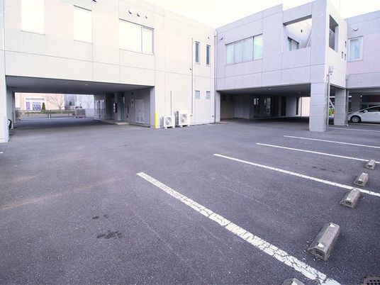 建物前の駐車場  