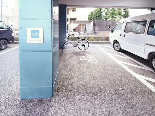駐車場の自転車置き場  