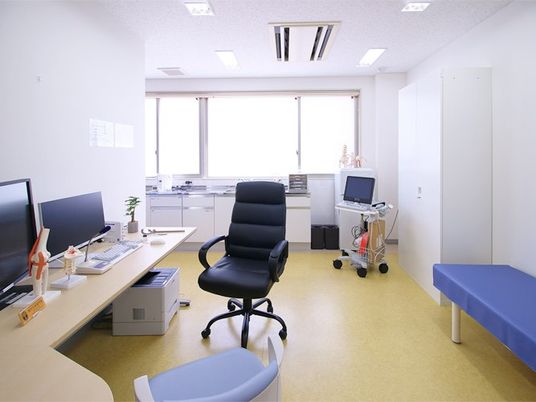 機能訓練室の明るい室内  