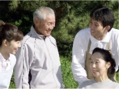 笑顔交わす人々と緑