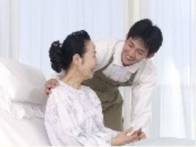 笑顔のケアスタッフと入居者