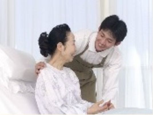 笑顔のケアスタッフと入居者