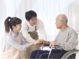 優しい笑顔のスタッフと利用者