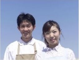 笑顔の男性と女性
