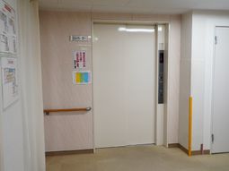 エレベーターの前の廊下